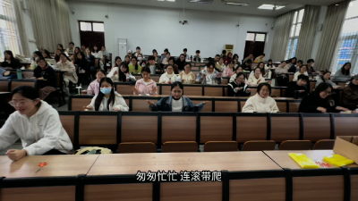 网红神曲《没出息》“敲桌版”来袭 高校音乐老师带学生嗨翻课堂