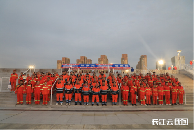 武汉邀200名环卫工组成“橙色方阵” 中超赛场温情致敬“城市美容师”