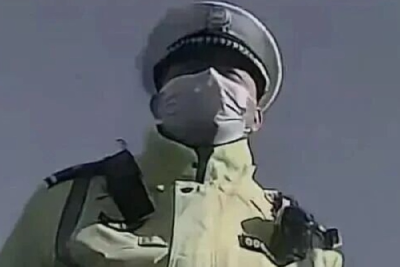 摩托车违反禁行规定 交警为何却说“让他过去”？