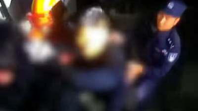 一时想不开险酿悲剧，女孩楼顶徘徊欲轻生，荆州民警果断飞扑成功救下