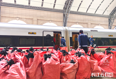 武铁启动 “双11”网购高峰期快件运输服务