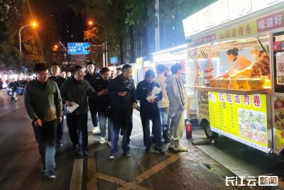 摊位“抽签”定址，管理“能进能出” 武汉青山区旅大街夜市“变形记”