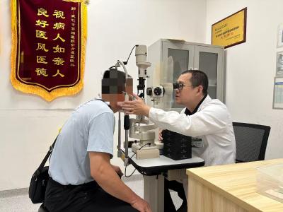 长期按摩眼球，老人晶状体脱位！