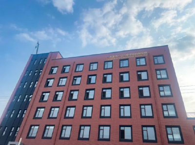 大连市103中学宿舍楼项目外墙装饰施工顺利完成