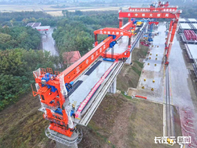 合武高铁安徽段首榀箱梁架设成功