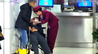 乘客地铁出行途中突发呼吸困难，一张纸筒化险为夷