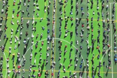 操场秒变大型“晒娃”现场 大课间玩出新花样