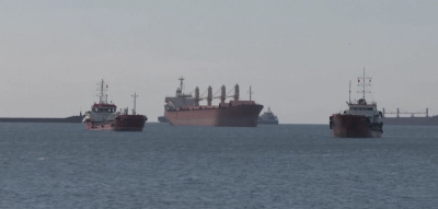 俄黑海港口设施遭乌无人机袭击起火