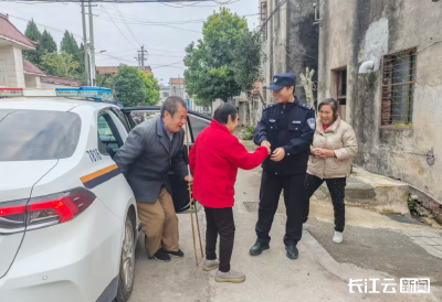 长航武汉公安暖心护送迷路盲人夫妇 用脚步丈量为民初心