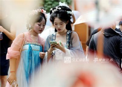 爸妈的养老金，竟成了直播间的“情感猎物”？