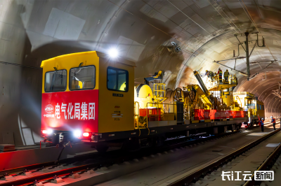 西十高铁湖北段：高铁运行“动力生命线”开始架设