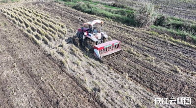 襄阳宜城：新技术新设备“加持” 冬小麦播种按下“快进键”