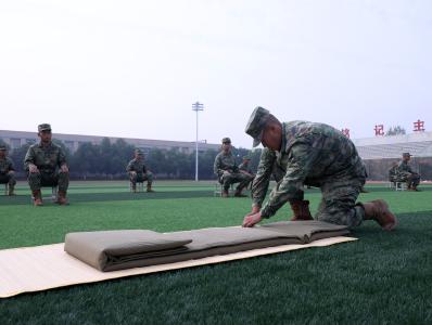 尺子量，手抚边！军校新兵上演军旅生涯首次比武，分毫之间定胜负