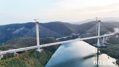 渑淅高速丹江小三峡特大桥完成桥面铺装任务