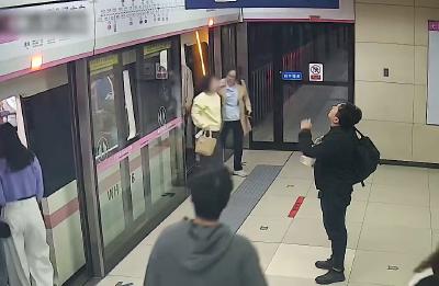 孕妇地铁车厢内突发不适，众人接力相助