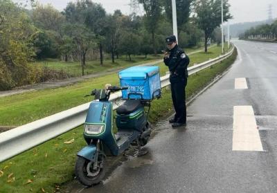 10小时打了25个电话 民警急了……