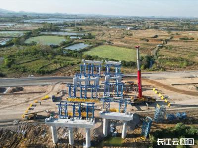 沪渝高速公路鄂州洋泽至峒山段洋泽枢纽互通首片钢箱梁吊装完成