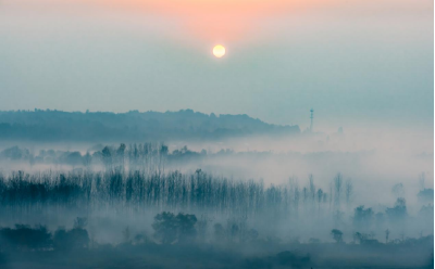 襄阳南漳：冬雾漫笼龙门集 乡村晨景似仙境