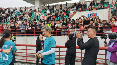 香港明星队两球领先随州队 网友：他们有“凌波微步”