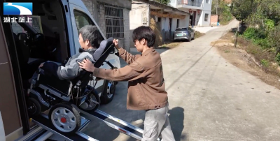 黄冈蕲春：95后辞工护母  改装房车携母看山河