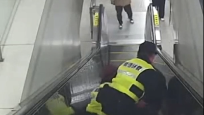 教科书式“神同步”！巡逻辅警和地铁站务员同时按停扶梯救下摔倒老人