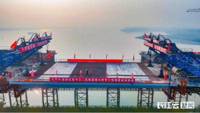 新南大道昌南大桥首片钢箱梁成功吊装