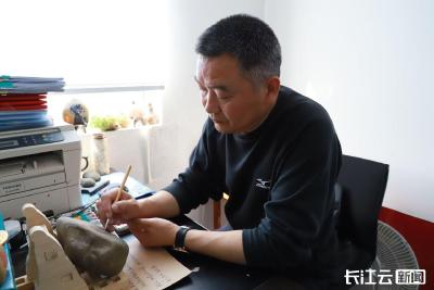 画笔迎新春 石上绘乾坤！十堰辅警妙手生花，把新年祝福画进石头里