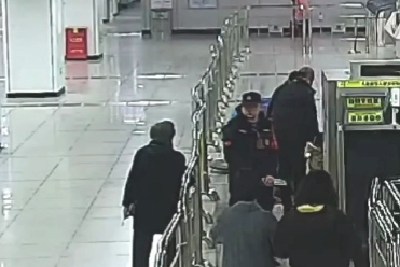 武汉地铁内八旬老人晕厥 工作人员及时施救