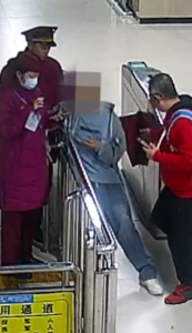 武汉地铁站暖心一幕！乘客突发疾病，众人携手紧急救助