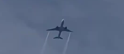 美联航客机起飞时疑似发动机故障 引发跑道灌木丛起火