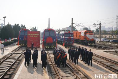 武铁迎来最新一代复兴号干线货运内燃机车