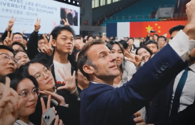 马克龙用中英文发帖：“感谢中国如此热情的接待”