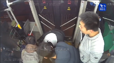 女大学生公交车上晕倒，司乘施救上演温暖一幕