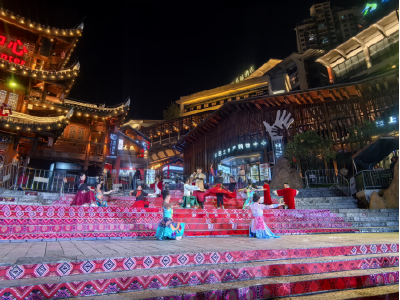 各族群众在贡水河畔唱响《爱我中华》，“阅长江・道中华”湖北篇圆满落幕