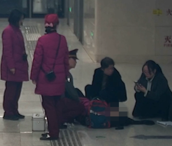 暖心！武汉一地铁站乘客突然晕倒，一群人围上来紧急施救