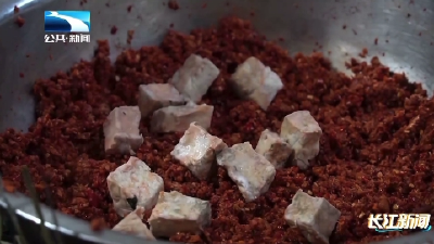 恩施鹤峰：巧手制霉豆腐 乡土风味飘香寒冬