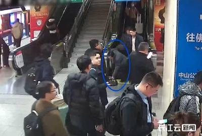 乘客遗失万元挎包，热心乘客与工作人员接力寻回