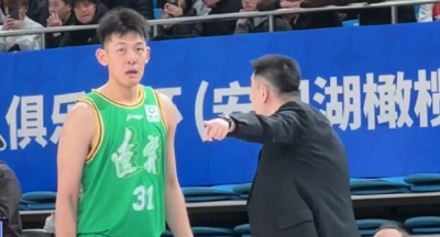 CBA俱乐部杯赛3日开赛，主教练杨鸣率领辽宁本钢迎战江苏肯帝亚