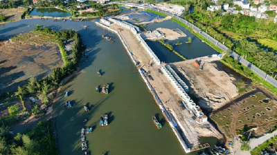 赤岭渔港升级改造项目直立护岸胸墙浇注完成