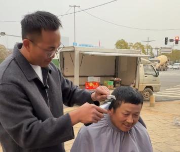 “就想为社会做点事” 武汉一全职奶爸带娃为建筑工人免费理发