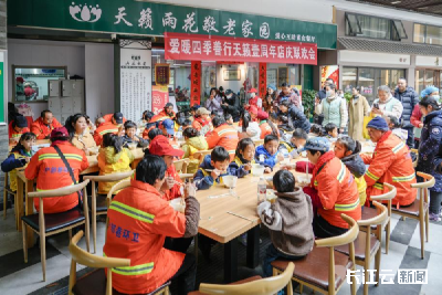 冬至饺子香，巷陌暖意浓 武昌户部巷“户部小侍郎”为环卫工人送上爱心饺子