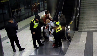 教科书式救援！轨道辅警默契配合救下扶梯摔倒老人