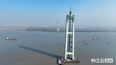 在鄂央企参建 世界最大跨度悬索桥主塔今日封顶