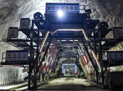 襄宜高速六标项目首条隧道顺利贯通