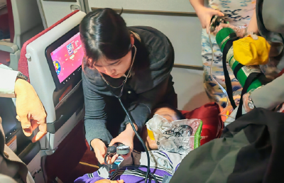 国际航班万米高空上，一旅客突发呼吸困难，武汉女护士挺身而出施救