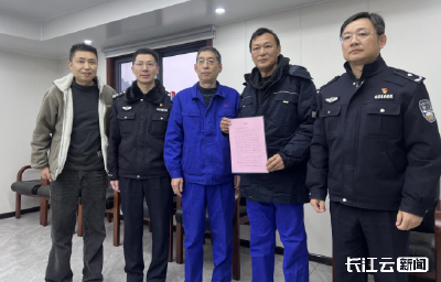 见义勇为！武汉城管清漂环卫工合力救起落江女子