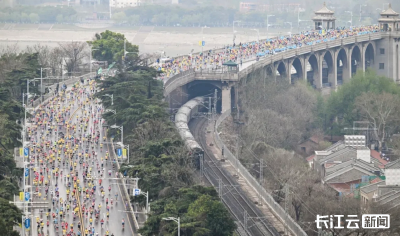 2026汉马新变化！全马终点移至青山江滩，从长江边起跑 在长江边冲刺