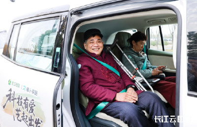 第34个国际残疾人日丨残疾人艺术家作品“登”上无人驾驶车