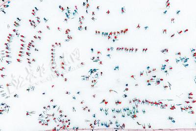 恩施绿葱坡滑雪场开板迎客　夜场新玩法解锁冰雪趣体验