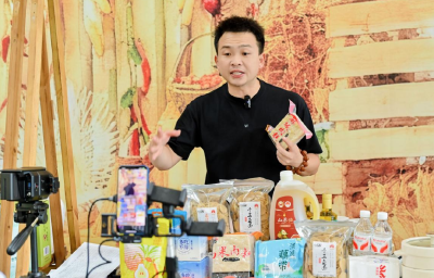 手机变成新农具 直播变成新农活 ——黄冈以农村电商激活群众增收新引擎